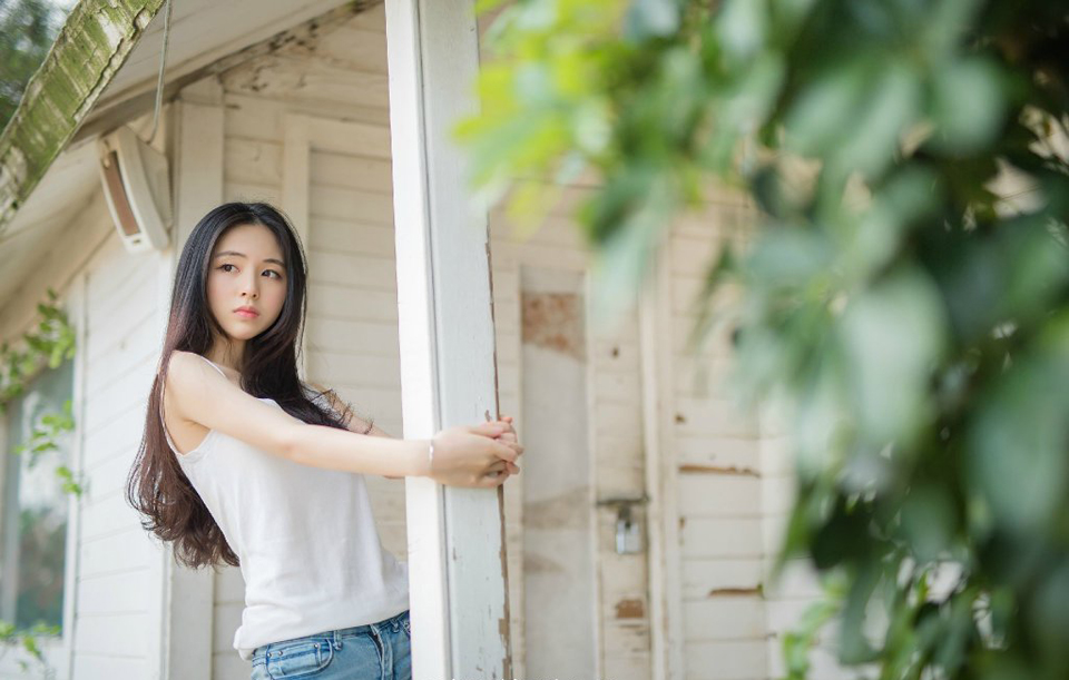 一名失去武器的虎卫趁其不备，咆哮着从后面抱向夜鹰那看起来纤弱的身体。